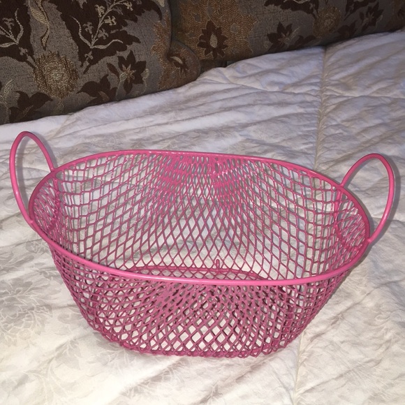 Other - Pink wire coated metal mesh oval basket new wot